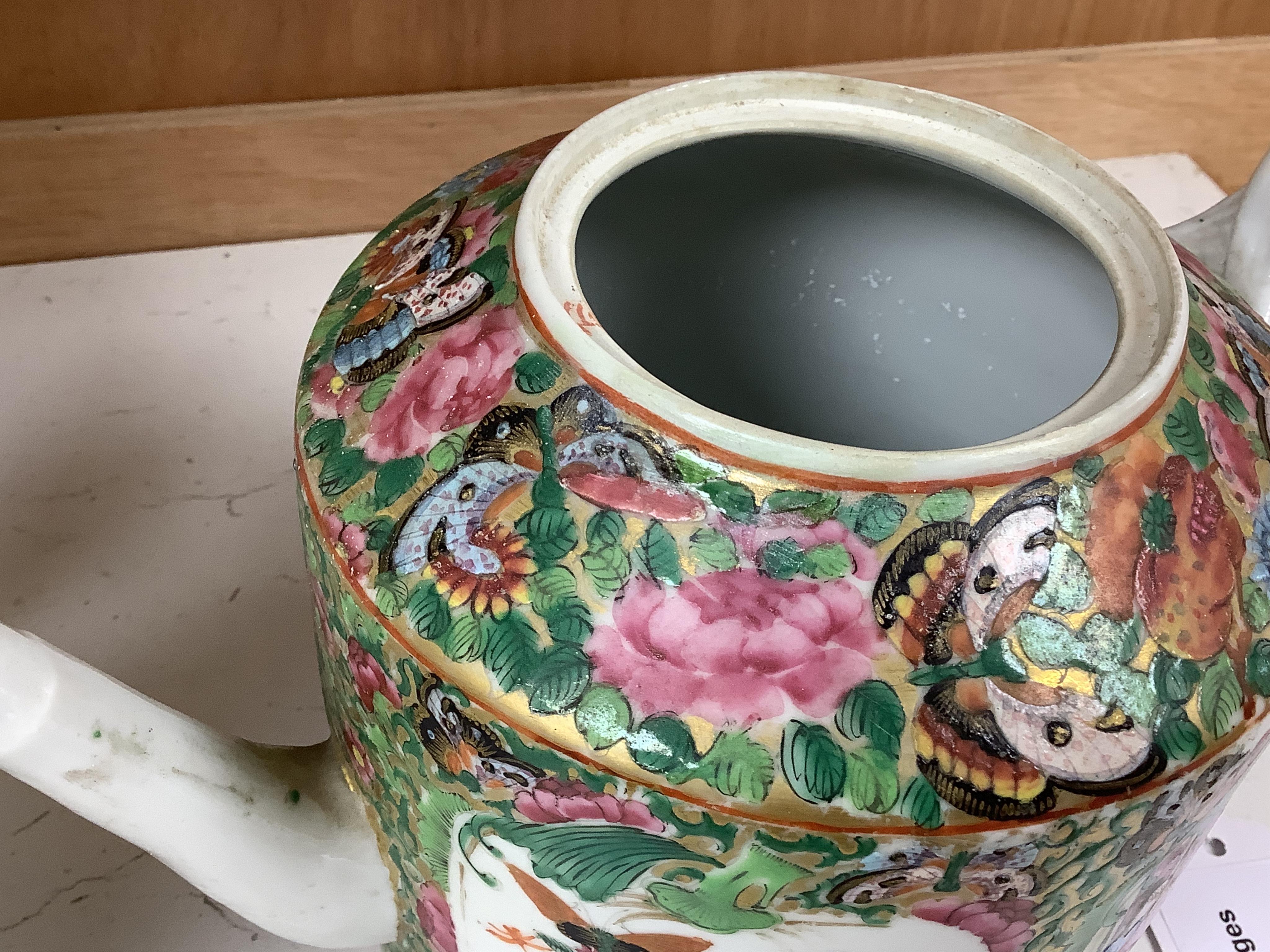 A Chinese famille rose teapot, c.1830, 14cm